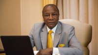 Qvineya prezidenti naziri küçədə döydü – VİDEO
