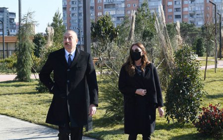 Prezident xanımı ilə yeni parkı gəzdi - Fotolar