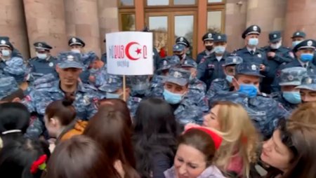 Erməni qadınlar İrəvanı bir-birinə vurdu: Polislə qarşıdurma davam edir - VİDEO