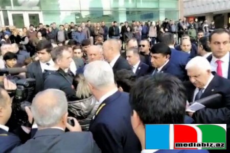 İlham Əliyev metronun qarşısında sakinlərlə görüşüb, problemlərini dinlədi.