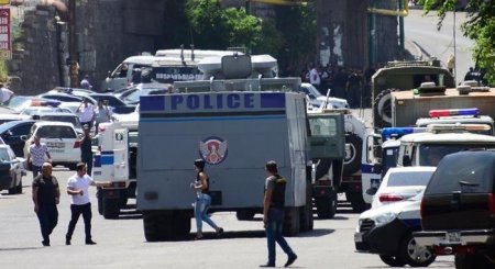 Ermənistanda polisə silahlı hücum, yaralananlar var