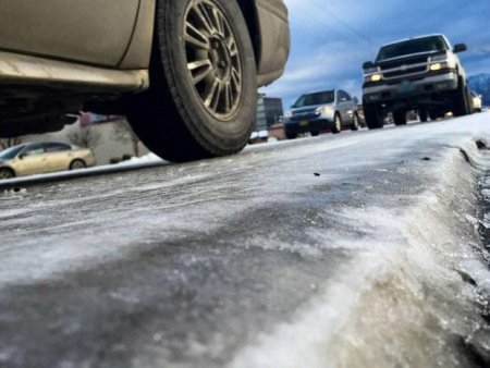 Xınalıq istiqamətində 11 sm qar yağıb - Avtomobil yolu buz bağladı
