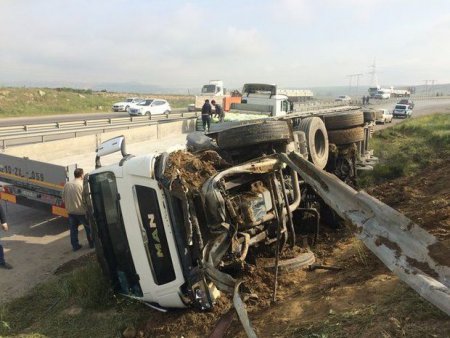 Bakıda yük avtomobilləri toqquşdu: Xəsarət alan var