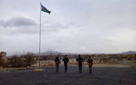 Azad olunmuş əraziyə keçmək istəyən şəxs avtomobillə polisi vurub qaçdı