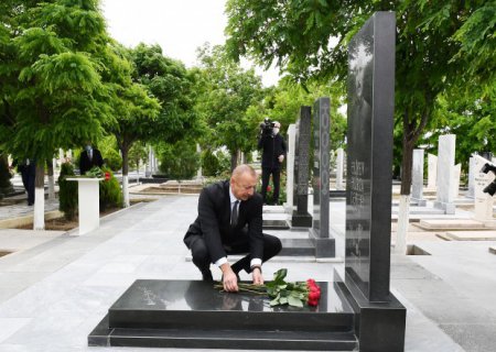 Prezident Naxçıvanda şəhidlərin məzarlarını ziyarət etdi - FOTOLAR