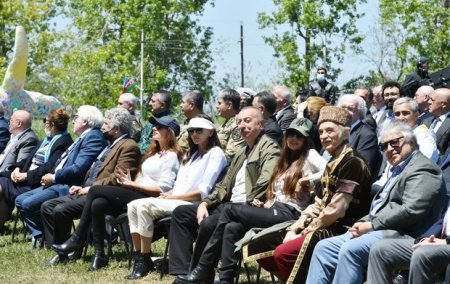 Prezident və ailəsi “Xarıbülbül” musiqi festivalının ikinci günündə