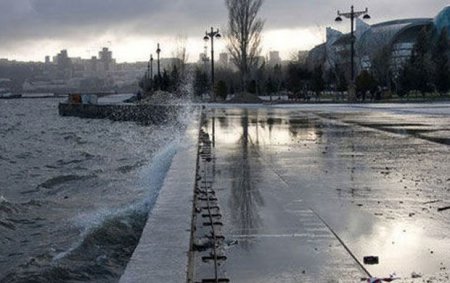 Bakı kişi özünü dənizə atdı