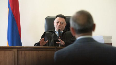Ermənistanda növbəti qalmaqal: Hakimlərin kabinetlərində “juçok”lar aşkarlandı