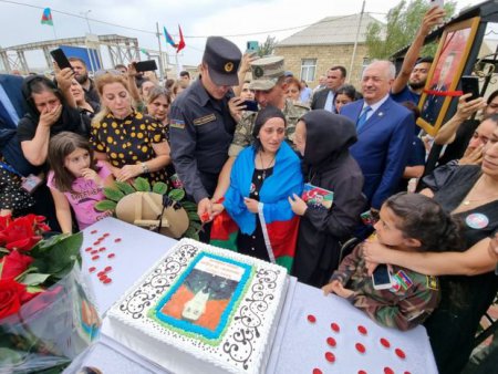 Şəhidimizin anım tədbirində qandonduran mənzərə: Çarəsiz ananın fonunda gülümsəyən icra başçısı...