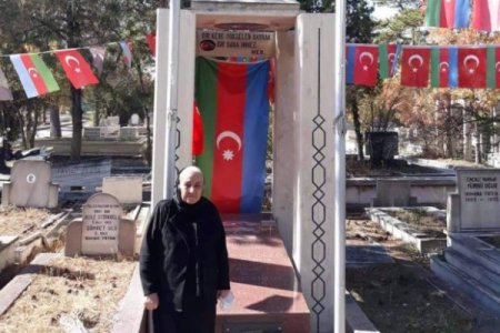 Polad Həşimovun anası Rəsulzadənin məzarını ziyarət etdi - FOTOLAR